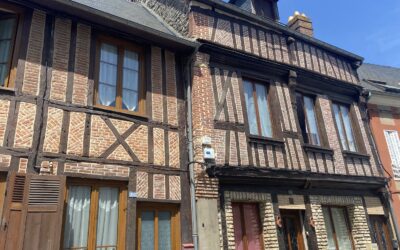 Maison normande à colombages : plongée dans l’univers de l’architecture traditionnelle française à pan-de-bois